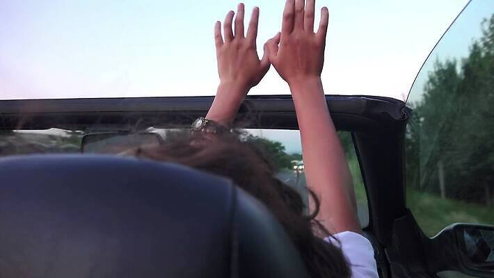 라이프스타일 커플 여자 행복 도로 여행 자동차 휴가 갈색머리 미소 사람 사람없음 야외 여름 친구 햇빛 태양 파티 일몰 기쁨 꿈 운전 운전사 고급 오픈카 자동 4K MP4 해외동영상 클립영상 자연요소 직업 헤어스타일 계절 감정 길 육상교통 컨셉 관계 교통시설 모션 승용차 표정 이벤트 생활 노을 동영상 파일형식