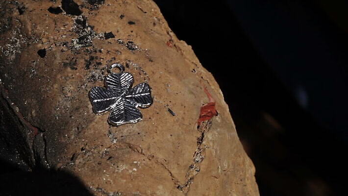 모양 직업 전통 손 산업 십자가 불 기술 따뜻함 미술 취미 사람없음 신체부위 장식 빛 숫자 장비 공구 업무 뜨거움 작업실 수술 시장 보석 전시회 묘사 만족 서식 러시아 만들기 통조림 장인 수공예 단검 공예가 광 MOV 해외동영상 클립영상 자연요소 문자 감정 유럽 무기 의학 모션 문화예술 사람 치료 전시 도구 작업 검 광석 공예 동영상 파일형식