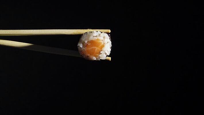 전통 접시 아시아 음식 조각 백그라운드 오렌지 밥 오이 치즈 건강 관리 어류 요리 동양인 사람없음 세트 식당 일본 검은색 식사 저녁식사 초밥 신선 막대기 김 고추냉이 먹기 해산물 크림 메뉴 날것 롤 캘리포니아 연어 모음 아보카도 점심식사 대두 맛있는 4K MOV 해외동영상 클립영상 식기 나라 컬러 채소 과일 모션 유제품 인종 상점 미국 수중동물 양념 해조류 동영상 일본음식 파일형식