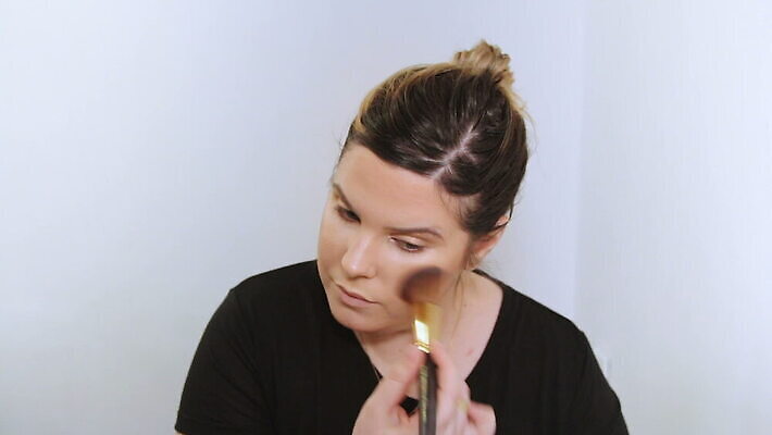 백인 모델 직업 응시 여자 얼굴 백그라운드 한명 사람 성인 뷰티 유행 카메라 화장품 거울 흰색 붓 화려 우아함 가루 눈썹 속눈썹 볼터치 피부 입술 마스카라 윤곽 예술가 아이섀도 내추럴 넣기 방법 아이라이너 연지 스타일 신청 MOV 해외동영상 클립영상 서양인 1 시선 컬러 컨셉 모션 신체부위 전자제품 화장 동영상 파일형식