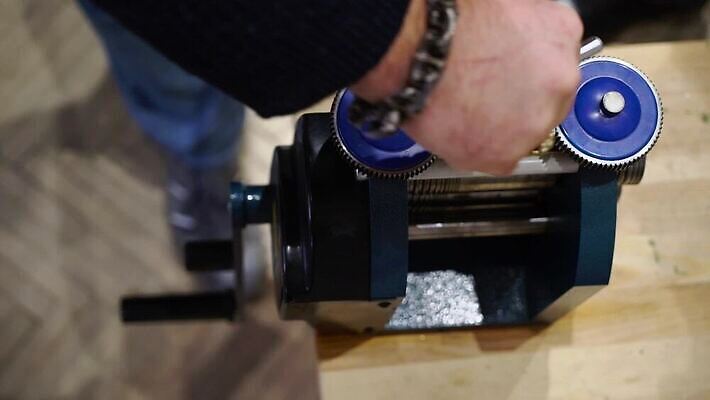 백인 직업 손 디자인 산업 장신구 공장 불 불꽃 노동자 기술 관리 창조 빛 금속 장비 공구 반지 잡기 업무 작업실 황금 고급 수리 제조 은색 상품 보석 만들기 다이아몬드 고정 닦기 판화 공예가 백금 MOV 해외동영상 클립영상 자연요소 서양인 컬러 컨셉 공업 모션 재질 미술 신체부위 도구 작업 광석 동영상 파일형식