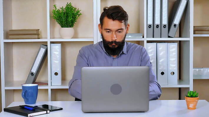 라이프스타일 손 행복 비즈니스 탁자 성공 노동자 수염 직장 실내 한명 미소 사람 앉기 성인 노트북 컴퓨터 사무실 유행 모니터 자료 축하 우승 업무 작업 직장인 비즈니스맨 작업실 종업원 콧수염 책상 사인 흥분 승자 힙스터 4K MOV 해외동영상 클립영상 직업 1 패션 남자 감정 가구 컨셉 회사 모션 표정 내부 생활 신체부위 전자제품 최고 동영상 파일형식