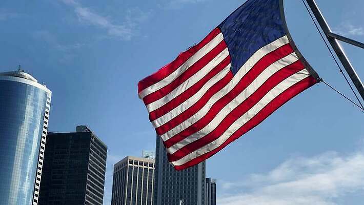 물결 여행 컨셉 비즈니스 건축양식 하늘 날리기 부동산 바람 새로움 사람없음 건물 금융 도시풍경 사무실 탑 고층빌딩 미국 힘 깃발 도시 도심 성조기 민주주의 중개인 심볼 웨이브 뉴욕 대도시 맨해튼 애국심 랜드마크 4K MOV 해외동영상 클립영상 자연요소 직업 건축물 건축 북아메리카 모션 날씨 풍경 빌딩 경제 재산 국기 동영상 파일형식