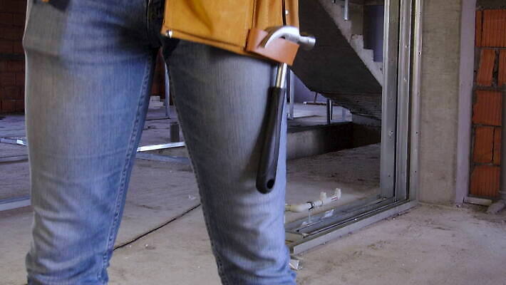 백인 직업 모자 남자 산업 얼굴 비즈니스 공장 성공 노동자 직장 한명 안전 사람 성인 내부 건물 노란색 장비 도구 조끼 업무 작업 자신감 엔지니어 보호 망치 안전모 헬멧 주머니 땅 아래 시설 테이프 형광등 공학 건축업자 프로젝트 4K MOV 해외동영상 클립영상 서양인 1 건축물 잡화 교육 건축 감정 컬러 컨셉 회사 공업 문구용품 전등 신체부위 외투 공구 기술자 안전장비 보호장비 방향 위치 동영상 파일형식