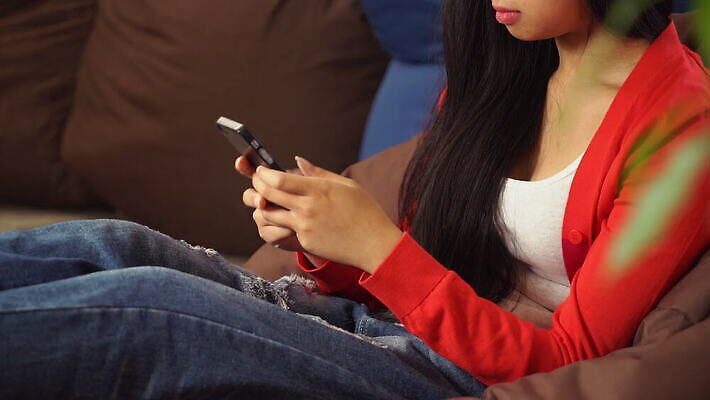 라이프스타일 손 여자 인터넷 비즈니스 텍스트 통신 손가락 모바일 세포 한명 사람 동양인 내부 스마트폰 핸드폰 스크린 잡기 비즈니스우먼 휴게실 메시지 손톱관리 무선전화기 스마트 시작 온라인 내추럴 다락방 문자메시지 채팅 4G 4K MOV 해외동영상 클립영상 1 컨셉 모션 IT 인종 생활 신체부위 전자제품 스마트기기 직장인 네일아트 전화기 동영상 파일형식