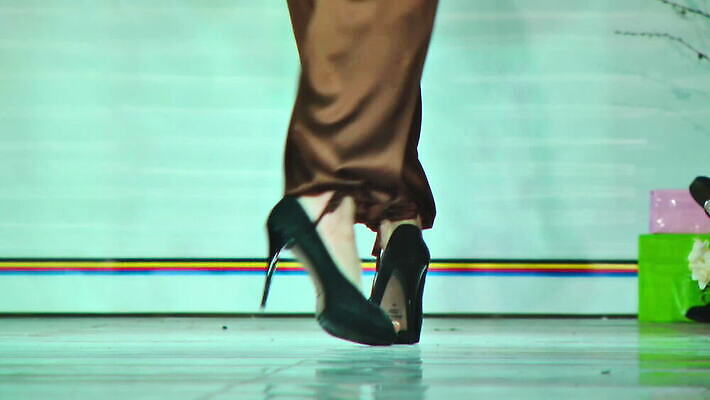 모델 디자인 드레스 옷 신발 신체 미술 사람 사람없음 뷰티 섹시 유행 축제 무대 화려 군중 디자이너 천 수집 쇼 단상 단계 지휘대 스타일 MOV 해외동영상 클립영상 직업 컨셉 문화예술 직물 동영상 파일형식