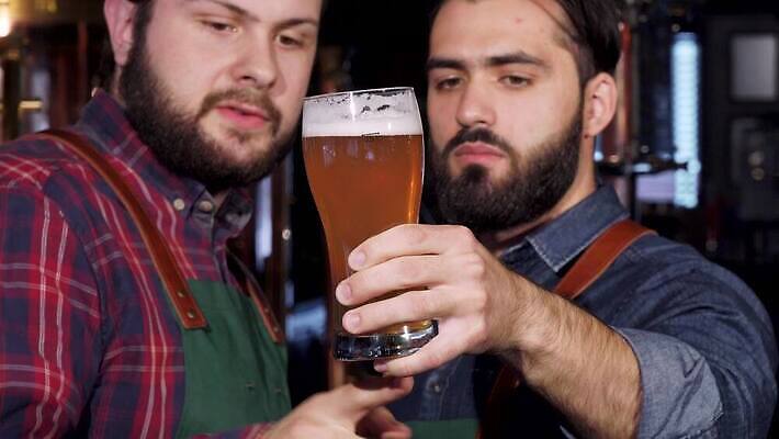 직업 남자 음료 2 사업가 통신 공장 유리 성공 노동자 맥주 두명 기계 장비 알코올 업무 바 제조 컨테이너 종업원 동료 직원 탱크 발효 레시피 수납 내추럴 양조 양조장 옥토버페스트 철강 중소기업 4K MOV 해외동영상 클립영상 산업 컨셉 회사 공업 관계 재질 주류 사람 작업 동영상 파일형식