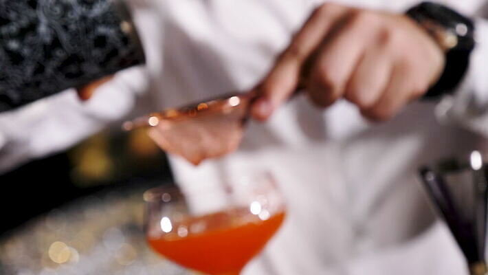 직업 라이프스타일 손 남자 음료 비즈니스 유리 주류 사람 물 파티 식당 얼음 알코올 업무 칵테일 바 붓기 우아함 야간 계산대 클럽 준비 회전 만들기 바텐더 보드카 섞기 토닉 유흥 셰이커 4K MOV 해외동영상 클립영상 자연요소 컨셉 모션 재질 이벤트 생활 신체부위 상점 작업 동영상 파일형식