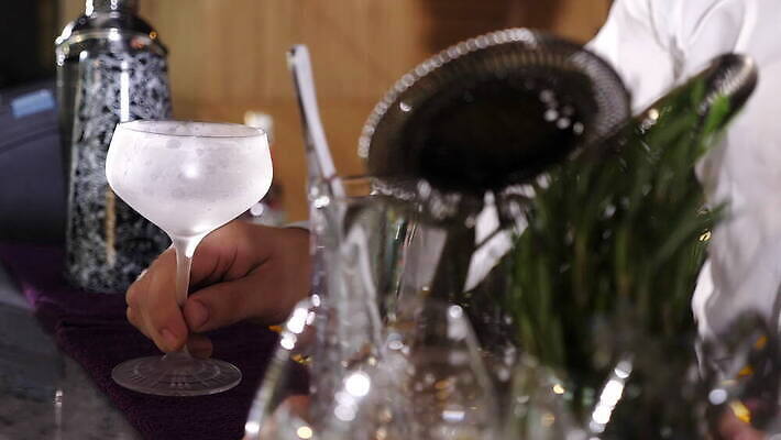 직업 라이프스타일 손 남자 음료 비즈니스 유리 주류 사람 물 파티 식당 냉동 얼음 알코올 업무 칵테일 바 붓기 우아함 야간 계산대 클럽 준비 만들기 바텐더 넣기 보드카 섞기 토닉 유흥 셰이커 4K MOV 해외동영상 클립영상 자연요소 컨셉 모션 재질 이벤트 생활 신체부위 상점 작업 동영상 파일형식