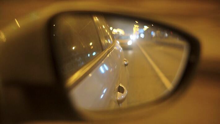 라이프스타일 도로 여행 이동 교통시설 모션 자동차 거리 사람없음 야외 빛 어둠 거울 운전 등불 도시 고속도로 운전사 야간 소프트포커스 아스팔트 속도 보케 빛망울 자동 통근 1인칭시점 4K MP4 해외동영상 클립영상 자연요소 직업 시선 길 육상교통 교통 컨셉 조명 촬영기법 생활 시설 출근 동영상 파일형식