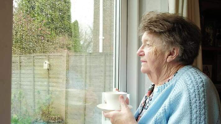 백인 라이프스타일 계절 감정 할머니 얼굴 창문 유리 날씨 주택 실내 한명 사람 성인 물 슬픔 관찰 기다림 좌절 고독 은퇴 빗방울 명상 고민 혼란 여자한명만 4K MP4 해외동영상 클립영상 자연요소 서양인 1 여자 노년 컨셉 모션 재질 내부 건물 생활 신체부위 비_날씨 동영상 여자만 파일형식