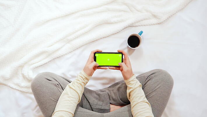 1 학생 라이프스타일 남자 커피 인터넷 놀이 호텔 아침 모바일 아파트 주택 실내 한명 사람 성인 컵 초록색 스마트폰 핸드폰 쇼핑 스크린 웹 침실 게임 흰색 침대 타이핑 잡기 작업 비즈니스맨 플랫 구매 정상 스마트 습관 항공촬영 소셜 4K MOV 해외동영상 클립영상 주간 식기 음료 뷰포인트 컬러 가구 컨셉 비즈니스 모션 숙소 내부 건물 생활 전자제품 스마트기기 직장인 동영상 파일형식