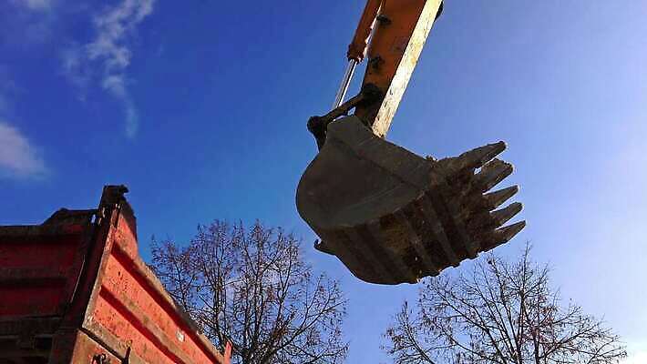 직업 산업 도로 지구 모래 포즈 건축양식 노동자 사람없음 건물 파란색 노란색 힘 기계 흙 장비 건설현장 업무 바퀴 땅 불도저 굴착기 삽 발굴 국자 트랙터 짐차 지하 무거움 땅파기 의무 채석 1인칭시점 4K HD MP4 해외동영상 클립영상 건축물 시선 건축 길 컬러 교통시설 자동차 주방용품 건설업 작업 중장비 무게 농기계 특수차량 동영상 파일형식