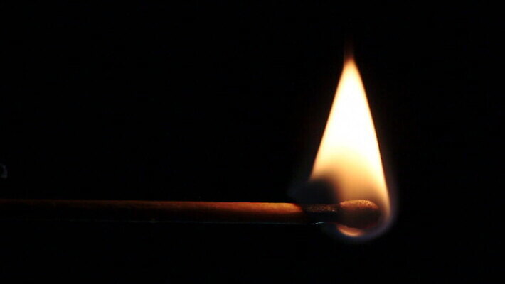 백그라운드 오렌지 모션 불꽃 조명 실내 경기 사람없음 목재 가로 빛 노란색 검은색 어둠 힘 에너지 손전등 뜨거움 막대기 야간 위험 모닥불 폭발 폭발물 오브젝트 싱글 매연 느림 빛망울 연소 광 점화 화상 MOV 해외동영상 슬로모션 클립영상 자연요소 나무 무기 스포츠 컬러 컨셉 과일 재료 불 촬영기법 내부 환경오염 상처 동영상 파일형식