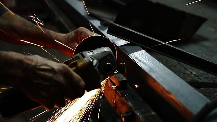 산업 벤치 부분 공장 불꽃 노동자 집게 사람없음 빛 금속 기계 장비 공구 잡기 디스크 업무 바퀴 원형 칼날 작업실 제조 자르기 철 묘사 속도 회전 날카로움 그라인더 갈기 정비공 공학 턱 되감기 조작 철강 톱질 MOV 해외동영상 클립영상 도형 직업 교육 의자 공업 모션 재질 불 도구 작업 기술자 질병 동영상 커피용품 파일형식