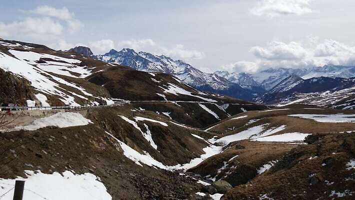 전통 유럽 여행 겨울 자연 하늘 휴가 산 파노라마 사람없음 야외 계곡 추위 흰색 시골 스페인 정상 고도 언덕 휴양지 지역 아라곤 내추럴 랜드마크 절정 눈내림 4K MP4 해외동영상 클립영상 계절 나라 컬러 눈_날씨 촬영기법 장소 생태계 동영상 파일형식