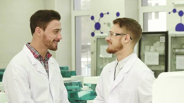 직업 남자 과학 장갑 2 노동자 실내 건강 현미경 실험 작업복 사람 두명 스터디 약 장비 의사 작업 혈액 분석 생물학 미생물 발견 라텍스 지능 화학물질 화학자 4K MOV 해외동영상 클립영상 잡화 옷 교육 컨셉 의학 생물 실험기구 내부 학습 의료진 화학 과학자 동영상 파일형식