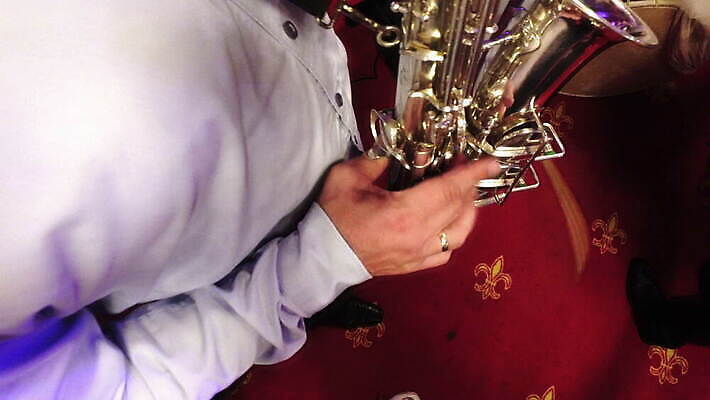 직업 손 남자 음악 백그라운드 놀이 기술 실내 미술 성인 파티 축제 소리 공연 연주자 음악가 무대 기구 축하 춤 황금 클래식 닫기 색소폰 예술가 재즈 오케스트라 교향곡 멜로디 뮤지컬 플레이어 4K MOV 해외동영상 클립영상 컨셉 모션 문화예술 사람 이벤트 내부 신체부위 악단 목관악기 동영상 파일형식