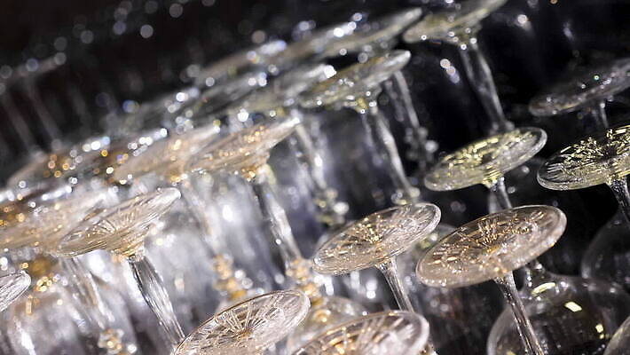 라이프스타일 행복 음료 와인잔 유리 휴가 기념 함께함 건강 관리 사람 이벤트 사람없음 친구 파티 식당 와인 축제 우정 모임 흰색 축하 알코올 잡기 바 생일 그룹 샴페인 건배 토스트 특별함 많음 세련 MOV 해외동영상 클립영상 기념일 감정 빵 컬러 컨셉 술잔 관계 모션 재질 주류 생활 상점 동영상 파일형식