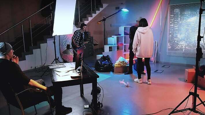 직업 캐릭터 놀이 실내 여러명 장식 빛 세트 카메라 장비 총 업무 배우 발사 승무원 필름 영화 장면 다인종 동영상 책임자 반사경 우수 운영자 프로듀서 4K MOV 해외동영상 슬로모션 클립영상 무기 다수 문화예술 촬영기법 사람 인종 내부 전자제품 작업 절기 연예인 파일형식