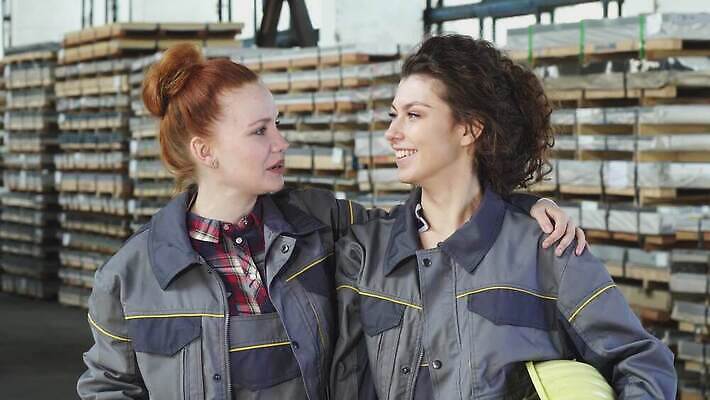 직업 여자 행복 산업 유니폼 회사 비즈니스 통신 공장 포옹 성공 노동자 함께함 두명 친구 우정 운전 화물 작업 기술자 운전사 배달원 종업원 창고 동료 목공예 수납 짐싸기 경영 목록 분배 공급 4K MOV 해외동영상 클립영상 옷 감정 컨셉 공업 관계 안기 모션 사람 운송업 공예 동영상 파일형식