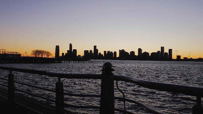 실루엣 파도 오렌지 건축양식 난간 모션 하늘 표면 사람없음 빛 울타리 강 도시풍경 햇빛 태양 일출 항구 검은색 고층빌딩 미국 황혼 일몰 흐름 도시 도심 저녁 뉴욕 수로 포트 스카이라인 맨해튼 저지 철책 허드슨강 4K MOV 해외동영상 클립영상 자연요소 건축 바다 컬러 컨셉 북아메리카 과일 교통시설 촬영기법 풍경 빌딩 담장 노을 야간 동영상 파일형식