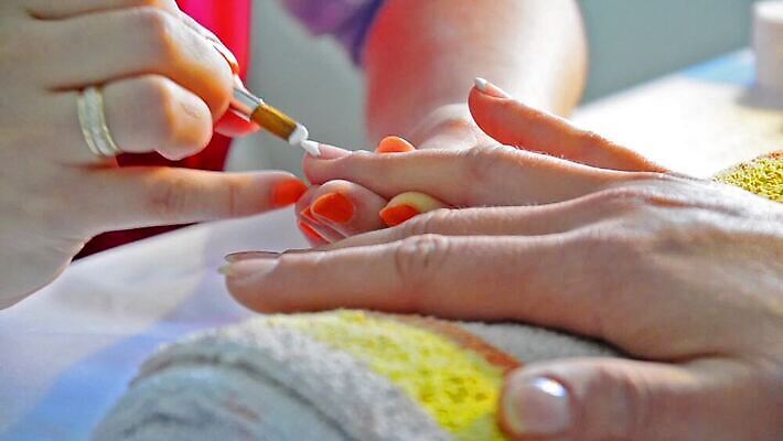 백인 손 여자 컬러 2 신체 손가락 기술 관리 손바닥 사람 빛 수건 뷰티 상점 스파 화장품 못 화려 기술자 고급 닫기 손톱관리 손톱 미용사 그림 광택 몸단장 니스 돌봄 위생관리 신청 MOV 해외동영상 클립영상 서양인 직업 컨셉 모션 신체부위 위생용품 공구 네일아트 동영상 파일형식