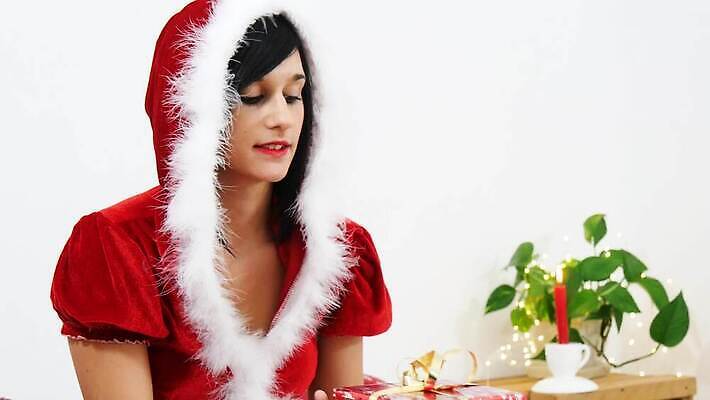 백인 모델 여자 행복 얼굴 크리스마스 겨울 휴가 갈색머리 선물 한명 미소 사람 성인 빨간색 상자 산타클로스 기쁨 축하 표현 12월 주기 클라우스 4K MP4 해외동영상 클립영상 서양인 1 헤어스타일 계절 기념일 감정 컬러 컨셉 모션 표정 신체부위 날짜 동영상 파일형식