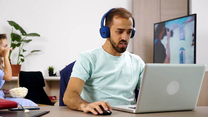 라이프스타일 커플 남자 감정 2 놀이 남편 스트레스 주택 피곤 앉기 성인 취미 사람없음 컴퓨터 모니터 헤드폰 텔레비전 방 에너지 분노 게임 관찰 아내 괴짜 집중 싸움 온라인 리빙 동영상 중독 게이머 멍청이 제어 중독자 4K MOV 해외동영상 클립영상 음향기기 컨셉 관계 모션 사람 건물 생활 전자제품 파일형식