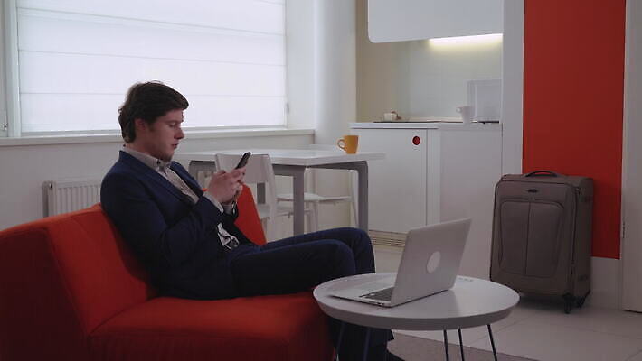 여행 인터넷 비즈니스 놀이 호텔 모바일 아파트 주택 세포 한명 앉기 정장 20대 내부 스마트폰 핸드폰 여행객 방 짐 흰색 잡기 비즈니스맨 서핑 메시지 플랫 우아함 어플리케이션 무선전화기 전화기 스마트 와이파이 수하물 채팅 셀룰러 밀레니얼 4G 4K MOV 해외동영상 클립영상 1 옷 남자 컬러 컨셉 모션 숙소 IT 사람 청년 건물 경제 전자제품 스마트기기 수상스포츠 직장인 무선인터넷 동영상 파일형식