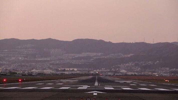 실루엣 여행 날개 교통시설 모션 하늘 휴가 전등 조명 비행기 항해 사람없음 일본 어둠 황혼 새벽 공항 야간 저녁 큼 도착 항공 속도 출발 상업 활주로 제트기 엔진 느림 빛망울 대패 오사카 착륙 접근 MOV 해외동영상 슬로모션 클립영상 자연요소 아시아 길 교통 컨셉 배_교통 항공교통 대중교통 촬영기법 빛 일몰 크기 시설 동영상 파일형식