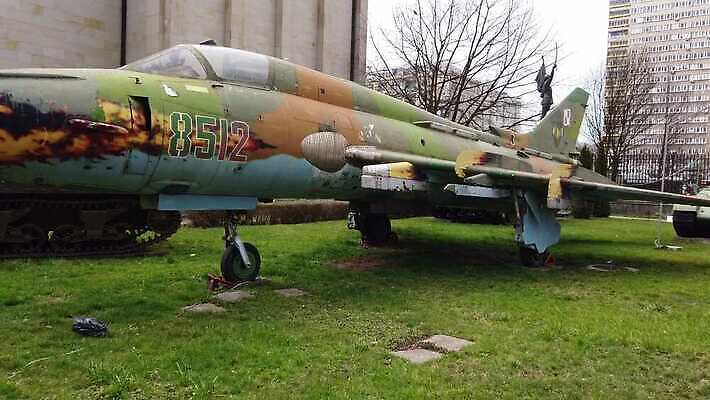 날개 비행기 설명 사람없음 수확 공항 항공 박물관 군용 제트기 대패 소비에트 옛날 폭격기 4K MOV 해외동영상 클립영상 무기 농업 항공교통 교통시설 모션 대중교통 군대 동영상 파일형식