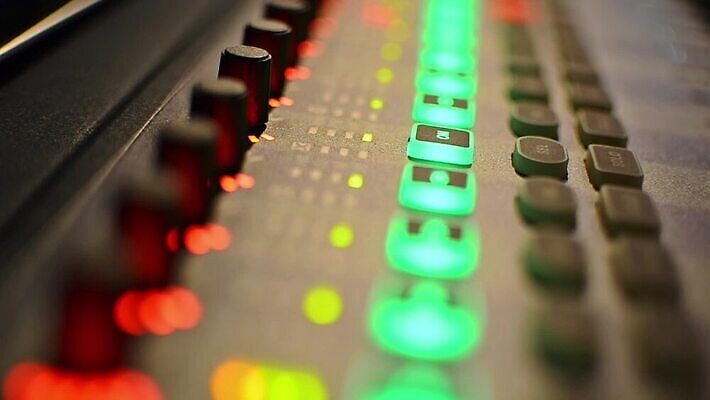 스튜디오촬영 라이프스타일 산업 악기 음악 음향기기 탁자 버튼 실내 손잡이 사람없음 전자제품 칠판 소리 장비 무대 판넬 엔지니어 변화 전문직 널 밀기 볼륨 미끄러짐 책상 클럽 라디오 방송 일렬 스위치 스테레오 마디 조절 베이스 비디오게임 섞기 정보매체 제어 키패드 프로듀서 유흥 MOV 해외동영상 클립영상 직업 가구 컨셉 모션 현악기 문화예술 내부 생활 게임 기술자 동영상 파일형식