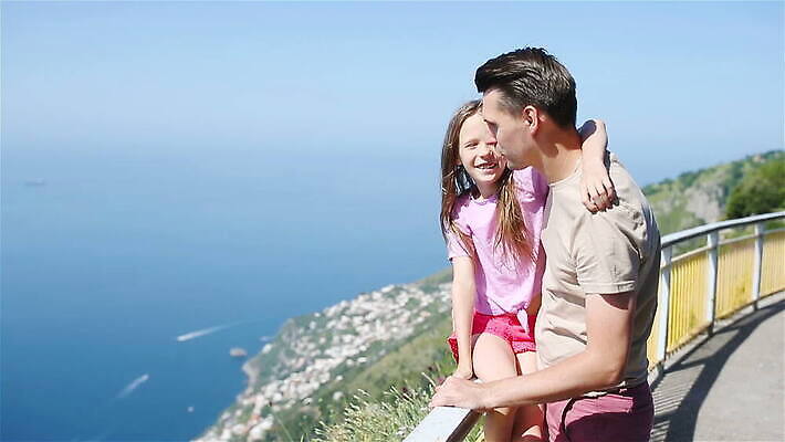 백인 라이프스타일 드레스 여자 행복 유럽 어린이 바다 여행 백그라운드 휴가 사람 두명 여름 노란색 유행 여행객 우주 마을 맑음 놀람 이탈리아 낭만 자유 신혼여행 흰색 도시 아빠 밀짚 랜드마크 혼자 카피스페이스 MOV 해외동영상 클립영상 서양인 옷 계절 감정 나라 컬러 결혼 컨셉 가족 날씨 표정 생활 공백 짚 동영상 파일형식