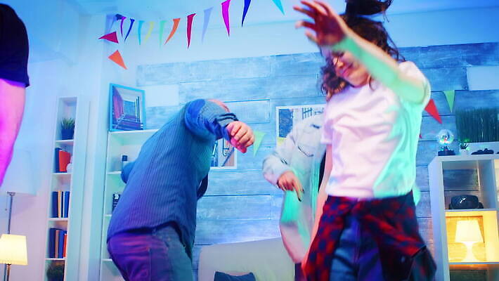 학생 여자 남자 음악 거실 모션 탁자 휴가 전등 아파트 주택 사람 성인 사람없음 친구 파티 우정 기쁨 모임 마시기 축하 알코올 춤 닫기 야간 흥분 디스코 네온 주말 나눔 유흥 사교적 4K MOV 해외동영상 클립영상 자연요소 감정 가구 컨셉 관계 문화예술 조명 이벤트 건물 동영상 파일형식