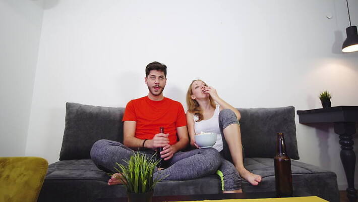 백인 커플 여자 남자 행복 음료 음식 스포츠 2 거실 응원 성공 주택 기념 맥주 함께함 농구 실내 서기 미소 성인 내부 두명 친구 축구 텔레비전 게임 알코올 배구 먹기 팝콘 점수 핸드볼 리빙 4K MOV 해외동영상 클립영상 서양인 감정 컨셉 관계 모션 놀이 주류 표정 사람 건물 전자제품 구기 동영상 파일형식