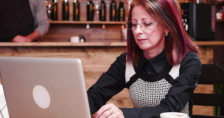 여자 남자 행복 커피 40대 이동 비즈니스 모바일 세포 미소 사람 성인 사람없음 금융 스마트폰 핸드폰 상점 디지털 식당 카페 신용카드 지갑 구매 웨이터 무선전화기 고객 서비스 전자 결제 서빙 바리스타 질서 체크아웃 터미널 4K MOV 해외동영상 클립영상 직업 감정 음료 중년 컨셉 표정 경제 전자제품 스마트기기 쇼핑 예절 전화기 동영상 파일형식