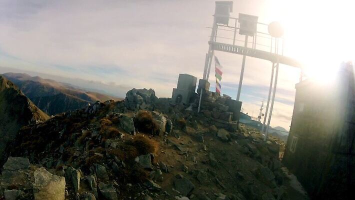 라이프스타일 스포츠 여행 겨울 산 사람없음 야외 일몰 등산 하이킹 정상 산등성이 오르기 산악가 하이커 1인칭시점 산맥 MP4 해외동영상 클립영상 시선 계절 모션 레저 생활 노을 트래킹 동영상 파일형식