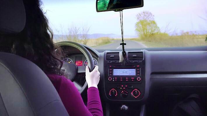 여자 도로 이동 모션 자동차 한명 안전 빛 일출 검은색 어둠 일몰 새벽 운전 덮개 도시 바퀴 고속도로 운전사 위험 신비 계산대 속도 라디오 타운 엔진 속도계 페달 1인칭시점 4K MP4 해외동영상 클립영상 자연요소 직업 1 시선 길 육상교통 컬러 컨셉 교통시설 사람 전자제품 노을 뚜껑 동영상 파일형식