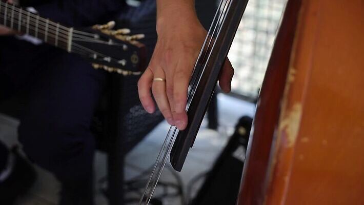 백인 드레스 여자 남자 줄 음악 놀이 사람 이벤트 성인 사람없음 목재 소리 콘서트 공연 음악가 기구 잡기 괴짜 클래식 바이올린 열정 첼로 재즈 바이올리니스트 오케스트라 교향곡 뮤지컬 비올라 실행 플레이어 MOV 해외동영상 클립영상 서양인 나무 직업 옷 감정 컨셉 재료 모션 현악기 문화예술 연주자 악단 동영상 파일형식 찰현악기