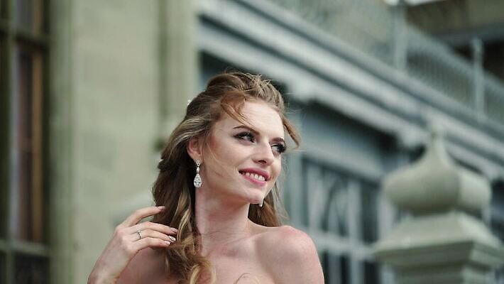 백인 드레스 여자 행복 물결 파도 포즈 결혼 신혼부부 결혼식 바람 사랑 한명 미소 야외 여름 귀여움 맑음 궁전 흰색 축하 도시 가운 베일 MOV 해외동영상 슬로모션 클립영상 자연요소 서양인 1 부부 옷 계절 감정 바다 컬러 컨셉 고건축 날씨 촬영기법 표정 사람 이벤트 신혼 동영상 파일형식