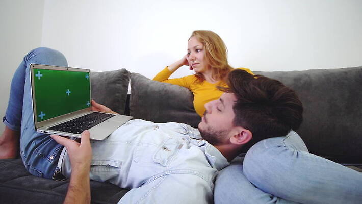 백인 라이프스타일 커플 여자 남자 행복 결혼 2 거실 관계 포옹 아파트 주택 함께함 실내 대화 사랑 미소 사람 소년 성인 두명 친구 노트북 소파 방 플랫 무릎 리빙 거짓말 4K MOV 해외동영상 클립영상 서양인 감정 어린이 컨셉 의자 안기 표정 말하기 이벤트 내부 건물 생활 신체부위 전자제품 동영상 파일형식