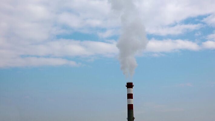 식물 산업 공장 하늘 굴뚝 사람없음 파란색 글로벌 쌓기 환경 탑 힘 에너지 흰색 고리 오염 분위기 연기 역 제조 수증기 파이프 연료 가스 배기가스 생태학 석탄 스모그 이산화탄소 화학물질 탄소 4K HD 타임랩스 MP4 해외동영상 클립영상 건축물 교육 컬러 컨셉 공업 교통시설 모션 촬영기법 화학 동영상 파일형식