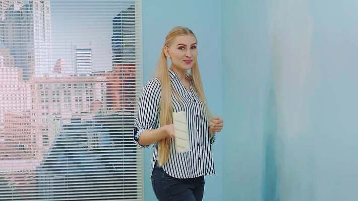 여자 꽃 벽 컬러 창문 아파트 주택 한명 내부 장식 인테리어 사무실 고층빌딩 페인트 방 공구 붓 업무 얼룩 그리기 수리 롤러 페인트붓 화가 DIY 업그레이드 4K MOV 해외동영상 슬로모션 클립영상 식물 직업 1 디자인 비즈니스 모션 촬영기법 사람 빌딩 취미 건물 도구 작업 동영상 파일형식