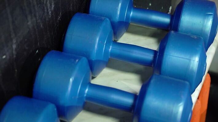 라이프스타일 스포츠 올림픽 컨셉 다이어트 근육 건강 사람없음 내부 운동 금속 힘 아령 장비 무게 몸무게 보디빌딩 철 연습 오브젝트 클럽 체육관 날것 역도 무거움 보충 리프팅 분실 콘크리트 플랫레이 4K MOV 해외동영상 클립영상 재질 생활 헬스 플랫 동영상 파일형식