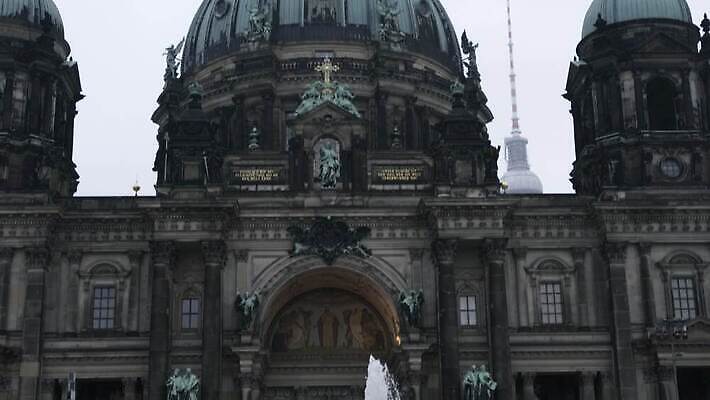 나무 외관 공원 유럽 종교 문화 섬 여행 겨울 건축양식 하늘 독일 사람없음 야외 건물 장식 초록색 파란색 성당 교회 정원 도시 역사 분수 박물관 정사각형 장면 타운 베를린 랜드마크 옛날 성욕 4K MOV 해외동영상 클립영상 도형 식물 건축물 계절 공공시설 건축 나라 컬러 종교건축 동영상 욕망 파일형식