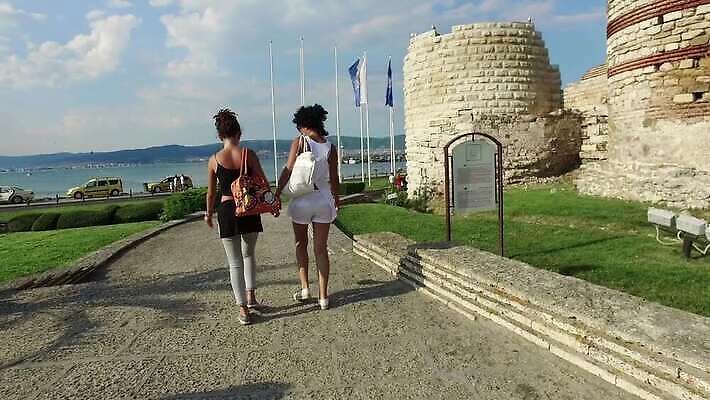 딸 유럽 벽 2 건축양식 하늘 엄마 유물 벽돌 거리 건물 여름 탑 골동품 바위 도시 성 역사 타운 랜드마크 불가리아 옛날 4K MP4 해외동영상 클립영상 전통 건축물 계절 건축 나라 가족 돌_바위 동영상 파일형식 남유럽