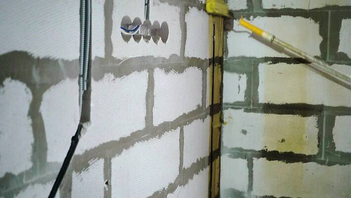 직업 산업 벽 표면 노동자 주택 실내 사람없음 내부 건물 인테리어 노란색 페인트 장비 젖음 공구 붓 업무 액체 수리 혼합 천 양동이 묘사 서비스 그림 시멘트 롤러 화가 건축업자 계약자 마무리 마지막 복원 섞기 업그레이드 콘크리트 신청 4K MOV 해외동영상 클립영상 건축물 디자인 건축 컬러 도구 직물 작업 계약 동영상 파일형식