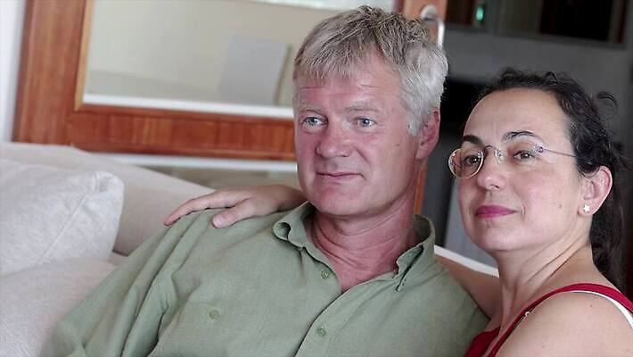 백인 라이프스타일 커플 응시 행복 여유 40대 중년 50대 결혼 2 관계 포옹 남편 미래 휴식 친절 키스 주택 함께함 실내 사랑 미소 사람 성인 내부 두명 소파 금발 텔레비전 침묵 관찰 아내 떨어짐 장면 4K MP4 해외동영상 클립영상 서양인 헤어스타일 시선 감정 컨셉 의자 안기 모션 표정 이벤트 건물 생활 전자제품 소리 애정표현 동영상 파일형식