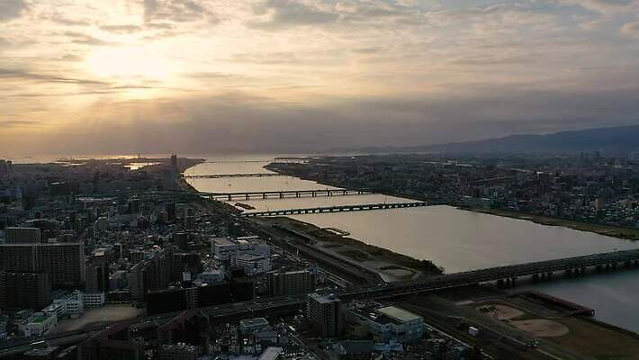 구름 아시아 도로 여행 비즈니스 건축양식 교통시설 모션 자동차 하늘 아침 거리 안테나 동양인 사람없음 건물 물 강 도시풍경 사무실 태양 탑 일본 고층빌딩 일몰 기차 도시 도심 지역 타운 스카이라인 드론 랜드마크 방법 오사카 조감도 4K MOV 해외동영상 클립영상 주간 자연요소 건축물 건축 나라 길 육상교통 교통 통신 대중교통 인종 풍경 빌딩 노을 시설 동영상 파일형식